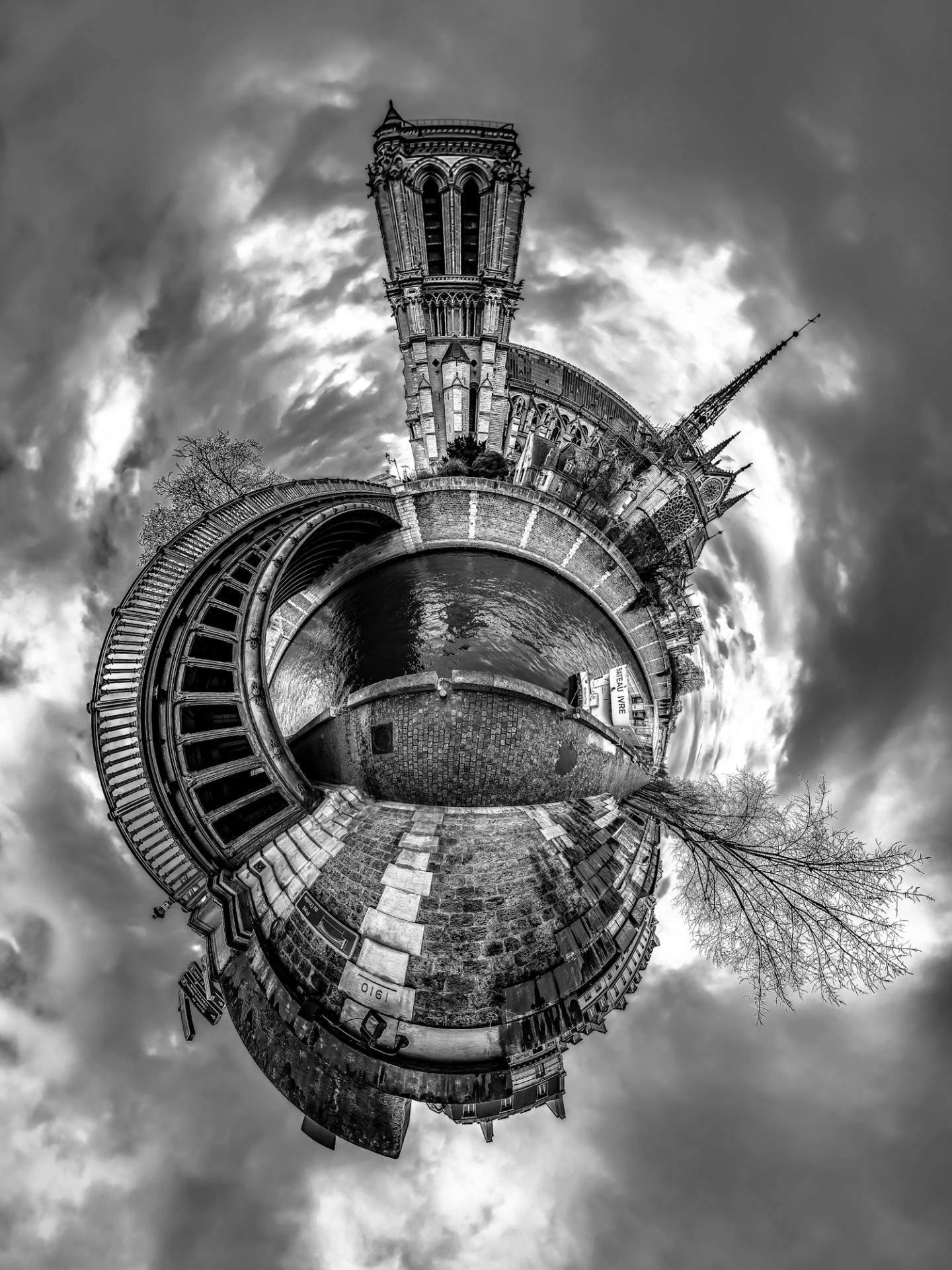 London Photography Awards Winner - Tiny Planet-sur-Seine / B&W