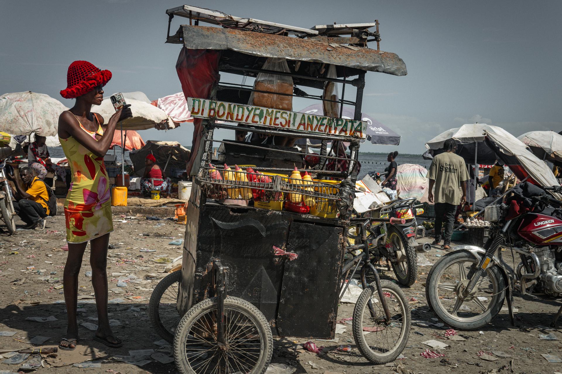 London Photography Awards Winner - The homeless street vendor